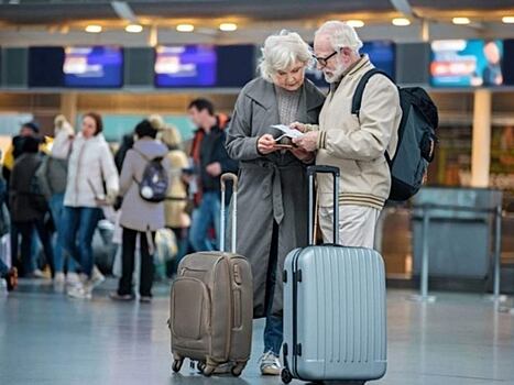 «Путешественники из прошлого»: полицейские не пустили в самолет двух пенсионеров