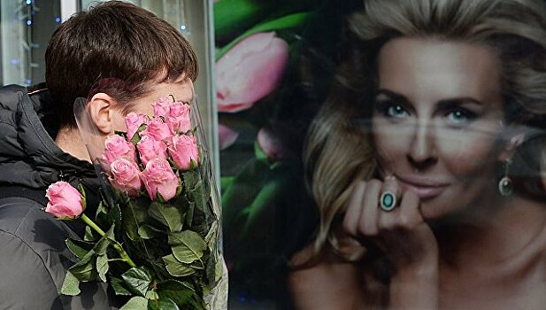 Макияж и цветы в подарок: как в московских парках поздравят женщин