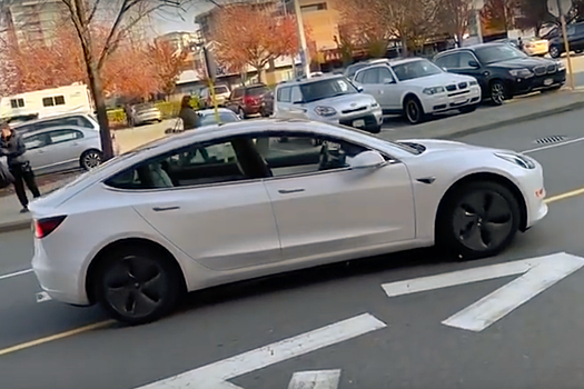 Tesla без водителя устроила заезд по "встречке"