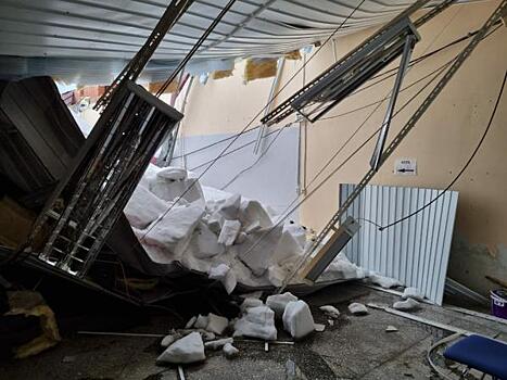 Крыша торгового центра обвалилась в Усть-Илимске