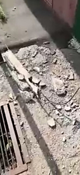 Кусок бетона проломил козырек подъезда в Кемерове