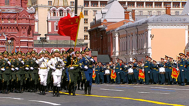 Марш иностранных парадных расчетов, поздравление ветеранов, возложение цветов: в столице России отметили 80-ю годовщину Победы