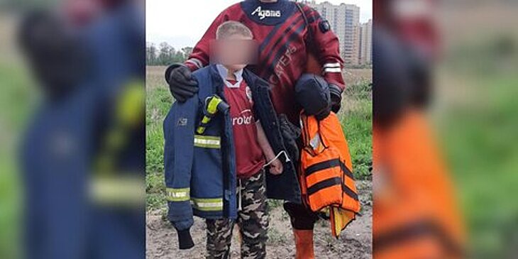 Спасатели помогли застрявшему на плоту в центре озера в Люберцах мальчику