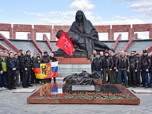 Гости из Германии возложили цветы и зажгли свечи на мемориале «Скорбящая мать»