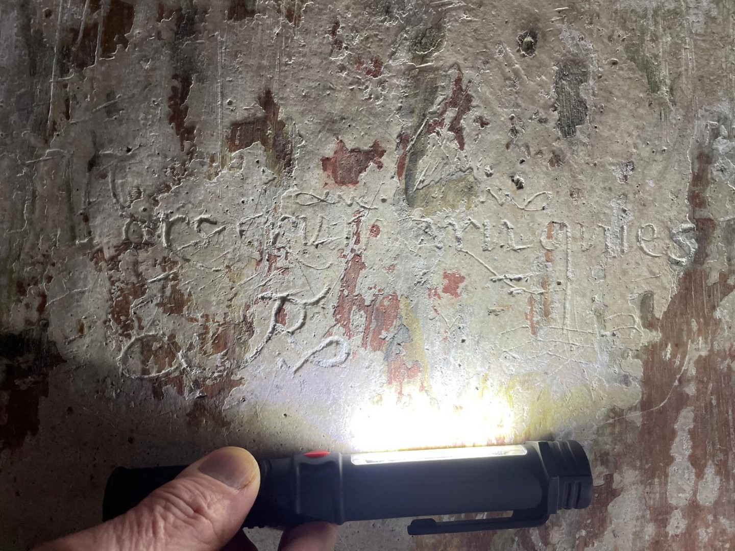 В британском поместье эпохи Тюдоров обнаружили ведьмины знаки