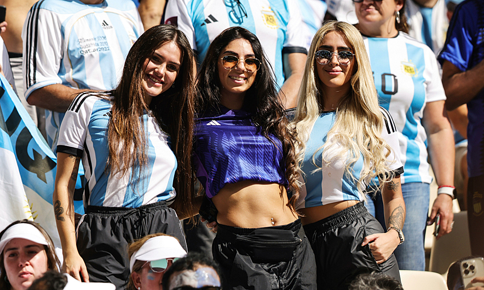 Болельщицы из Аргентины на матче Чемпионата мира по футболу между сборными Аргентины и Саудовской Аравии 