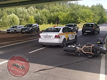 На Путилковском шоссе автомобилист спровоцировал ДТП с мотоциклистом