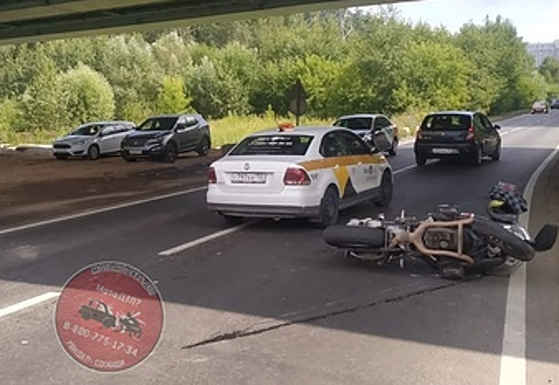 На Путилковском шоссе автомобилист спровоцировал ДТП с мотоциклистом