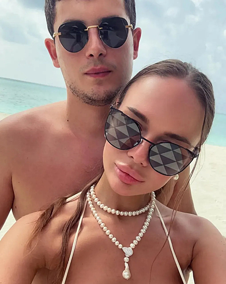 Актриса Яна Кошкина развелась с супругом Анатолием Черкасовым в начале июня. Уже через два месяца они объявили о воссоединении с мужем. 