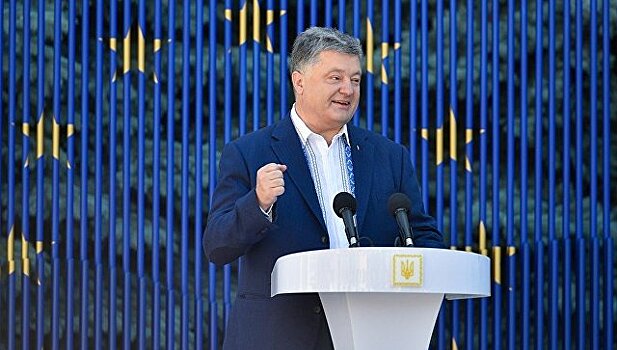 Порошенко поздравил украинцев стихами русского поэта