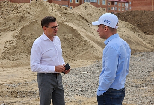 Депутат Игорь Антропенко проинспектировал строительство школы и детского сада в «Ясной поляне»