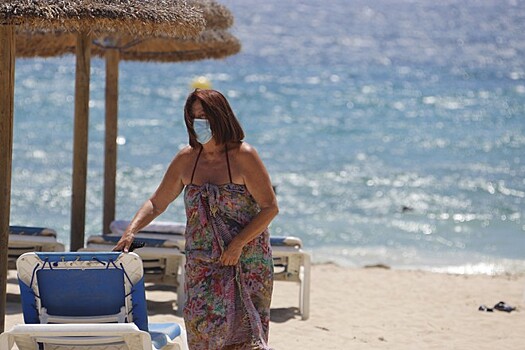 СМИ: в испанской Андалусии придется носить защитные маски даже на пляже
