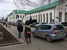 «Я паркуюсь как…»: автохамы превратили Исторический сквер в Екатеринбурге в парковку