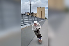 73-летний петербуржец прокатился на скейтборде