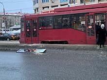 В Казани у переполненного трамвая отвалилась дверь