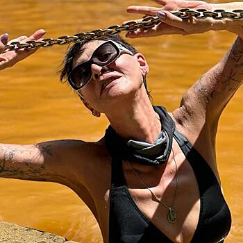 70-летняя Ирина Хакамада опубликовала фото в бикини