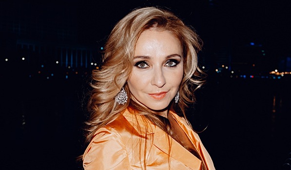 Навка пришла на премию Chopard Talent Award 2019 в оранжевом платье с декольте, а Ахмедова — с волнующим разрезом до бедра