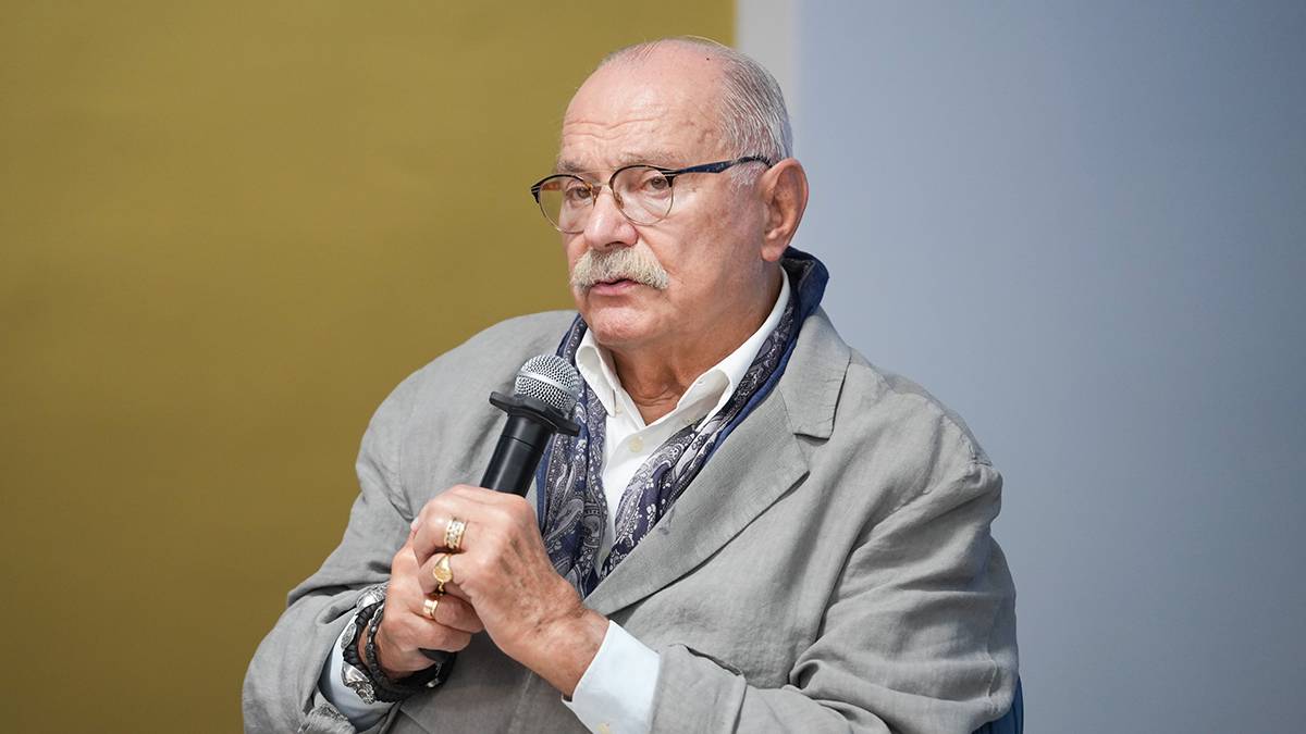 «Как я буду выглядеть?»: Михалков высказался о человеке, облившем Путина вином