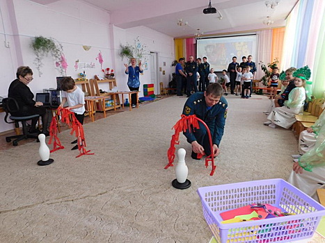 Пожарные Алданского района провели познавательную эстафету в детском саду