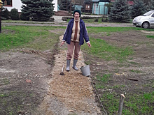 Жительница Заречного отсыпала тропинку от сквера до храма