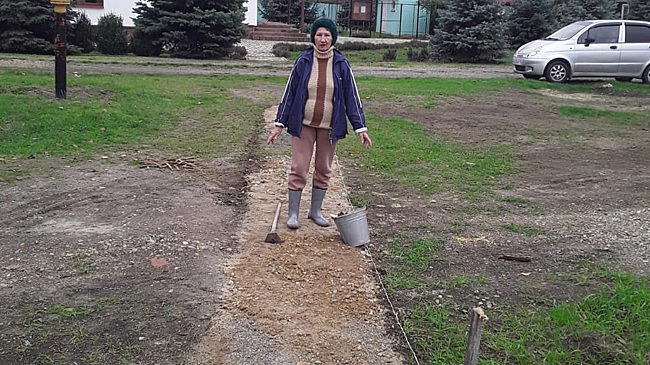 Жительница Заречного отсыпала тропинку от сквера до храма