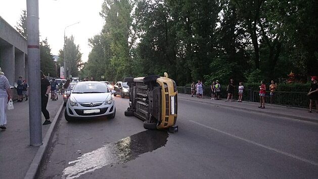 В центре Саратова пьяная автоледи на иномарке врезалась в «Ладу» и опрокинулась