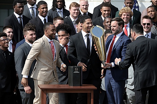 Джей Ди Вэнс объяснил, зачем "сломал" кубок по американскому футболу