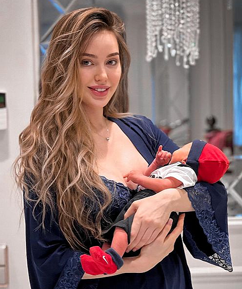 Костенко впервые показала лицо новорожденного сына