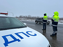 В Самарской области госавтоинспекторы помогли мужчине, оказавшемуся в трудной ситуации на дороге