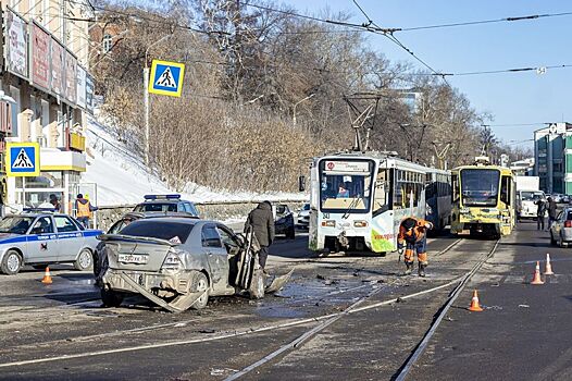 В Иркутске трамвай таранил 9 автомобилей: отказали тормоза