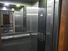 Россиянина едва не придавило лифтом