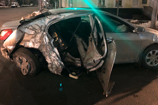 В центре Петровска погиб водитель перевернувшейся иномарки