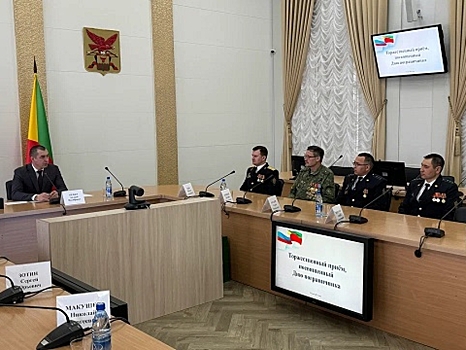 Забайкальским пограничникам в преддверии профессионального праздника в правительстве региона вручили памятные подарки