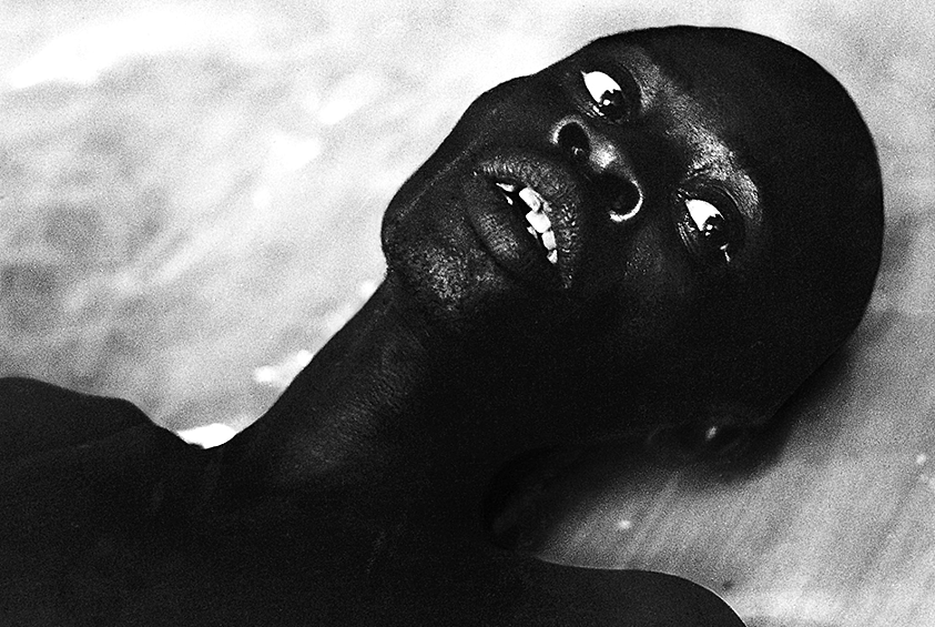 Его работы печатались практически во всех крупных журналах и газетах в Европе и США. На фото: Жертва беспорядков в самопровозглашенном государстве Биафра. Юго-восточная часть Нигерии, 1969 год