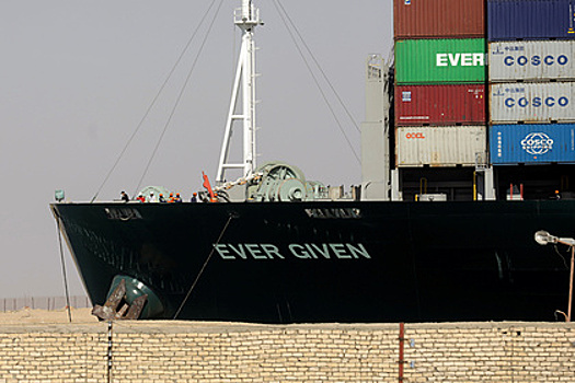 Устроивший пробку контейнеровоз Ever Given не выпустят из Суэцкого канала