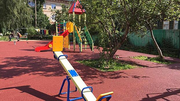 Новые горки, карусели и песочница. В Звенигороде открыли современную детскую площадку