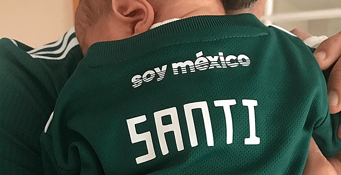 Сын Евы Лонгории уже болеет за сборную Мексики