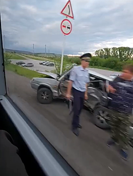 Машина влетела в дорожный знак на кузбасской трассе