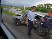 Машина влетела в дорожный знак на кузбасской трассе