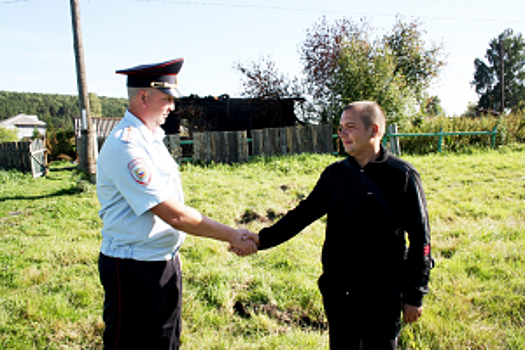 В Кемеровской области полицейский спас двух человек из горящего дома