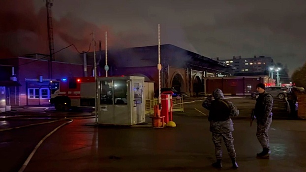 В Петербурге на месте пожара в здании рынка нашли тело погибшего