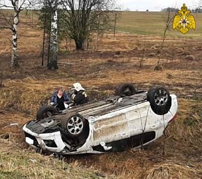 На калужской дороге Peugeot опрокинулась в кювете