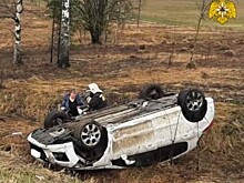 На калужской дороге Peugeot опрокинулась в кювете
