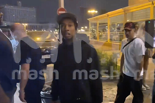 В Москве кортеж из Mercedes и Cadillac рэпера Tyga поехал в стриптиз-клуб