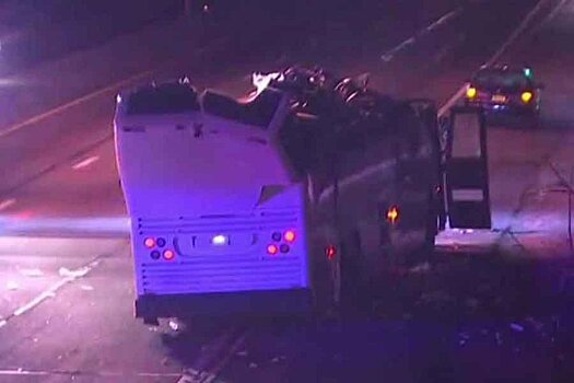 В США школьный автобус врезался в эстакаду, пострадали более 40 человек