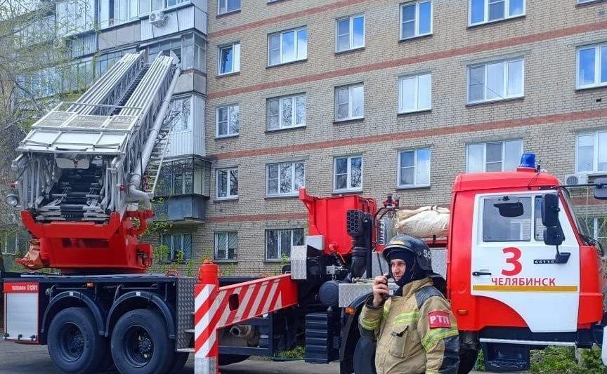 В Челябинске огнеборцы спасли ребёнка, пытавшегося вылезти из балкона на 4 этаже