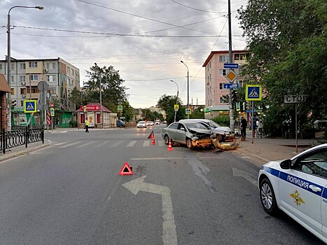 На перекрестке в Астрахани столкнулись иномарка и «Лада», есть пострадавшие