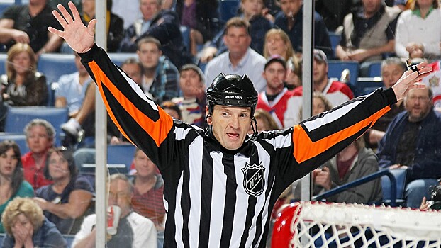 Судья забил гол в матче НХЛ, но его не засчитали. Разочарование года