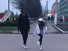 В Сасове заметили танцующих на пешеходном переходе девушку с ребёнком