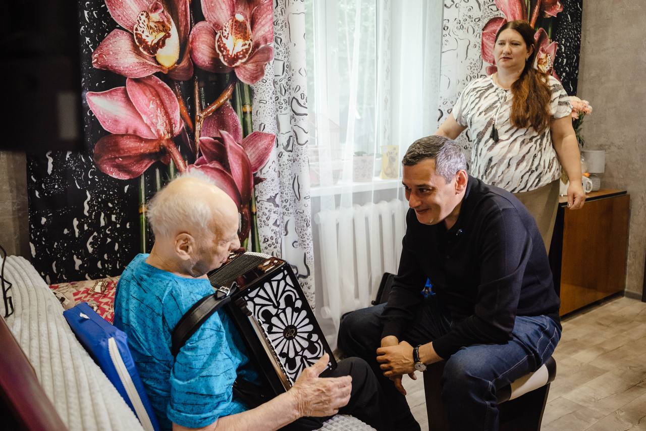Александр Хинштейн подарил фронтовику Михаилу Пронину гармонь, привезённую из Тулы